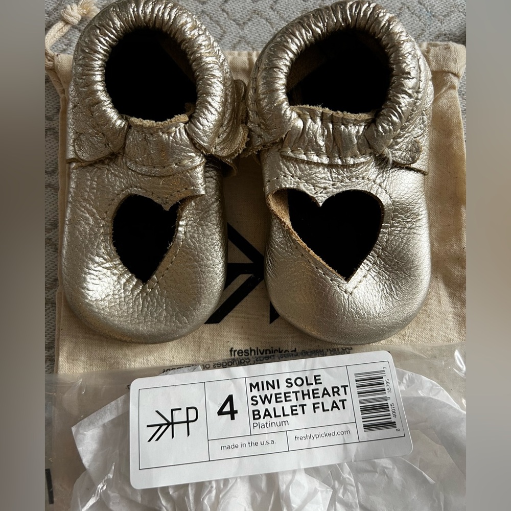 Freshly Picked Size 4 Mini Sole Heart Moccs